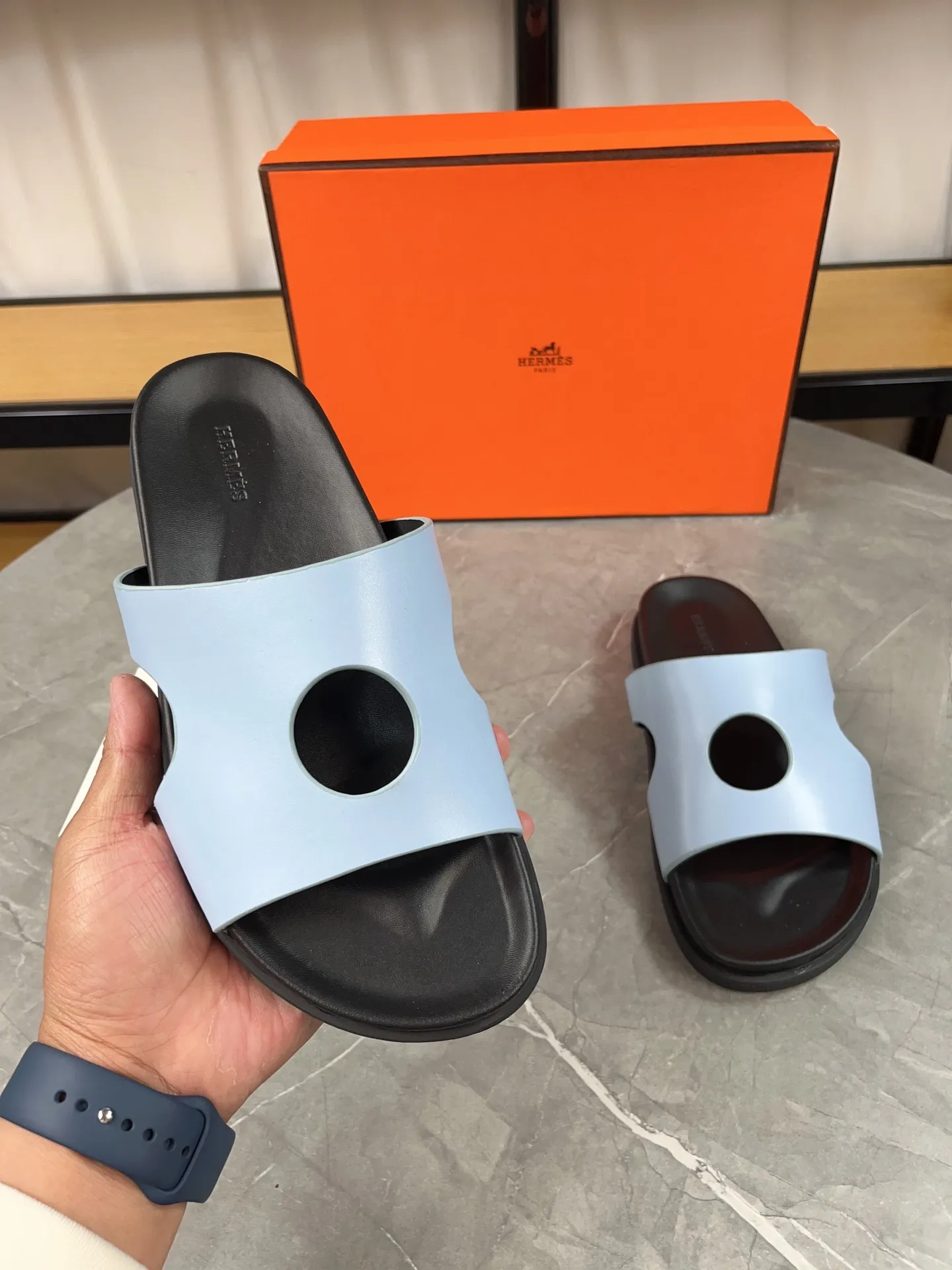p400🐮🐮H family classic (couple style) Hermes Hermes spring and summer sandals series! Classic style, always popular slippers - sandals, great with any combination! ! ! Upper: imported PU inner lining: imported mixed sheepskin Outsole: Tpu non-slip and wear-resistant outsole Female size: 35-40 (customized at 41) Male size: 39-45 (customized at 39.45)
